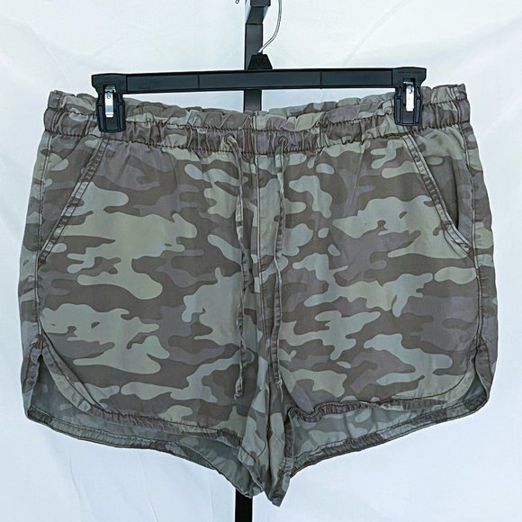 American Eagle Outfitters Pants - American eagle shorts. Camo. Size XL.